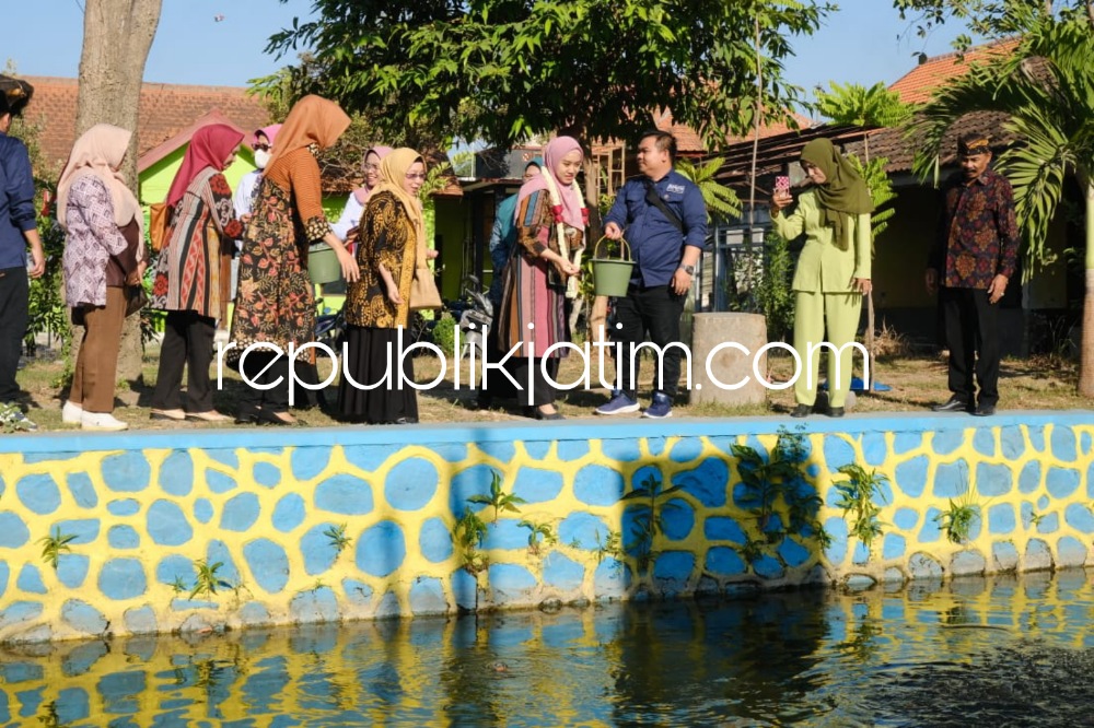 KUNJUNGAN - Ketua TP PKK Kabupaten Sidoarjo, Ny Sa'adah Ahmad Muhdlor bersama sejumlah Organisasi Perangkat Daerah (OPD), Camat dan para Kepala Desa (Kades) mengunjungi objek wisata di Desa Candinegoro, Kecamatan Wonoayu, Sidoarjo kemarin.