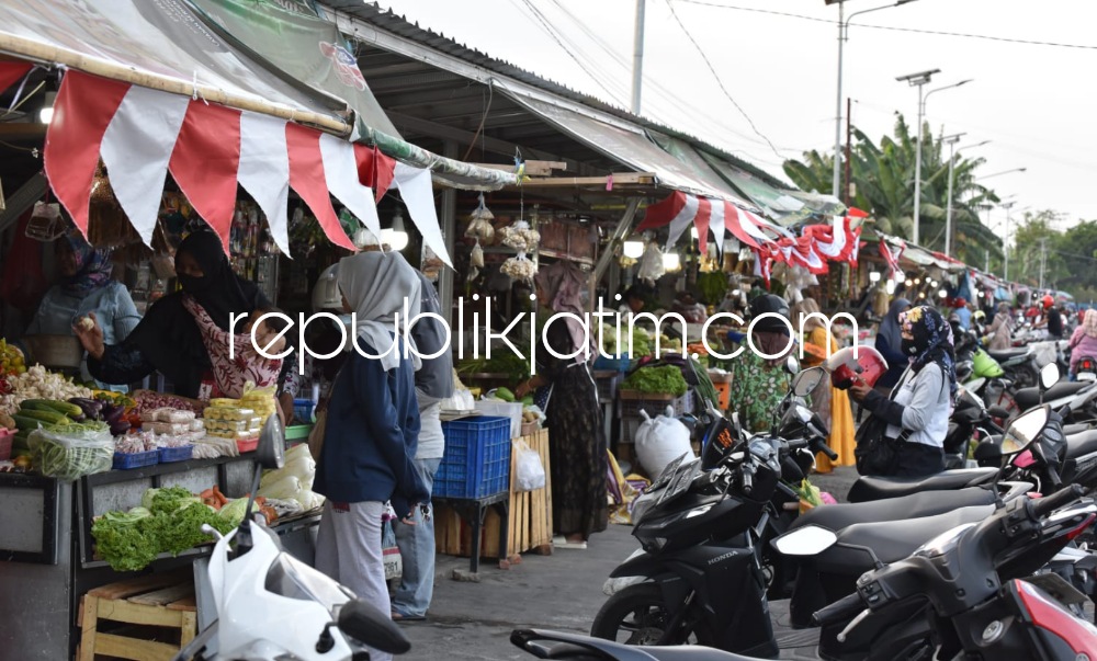 RAMAI - Sekitar 135 pedagang Pasar Larangan mengucapkan terima kasih kepada Disperindag Pemkab Sidoarjo lantaran diberi tempat yang nyaman di sisi barat Pasar Larangan, Kecamatan Candi, Sidoarjo, Jumat (01/09/2023). 