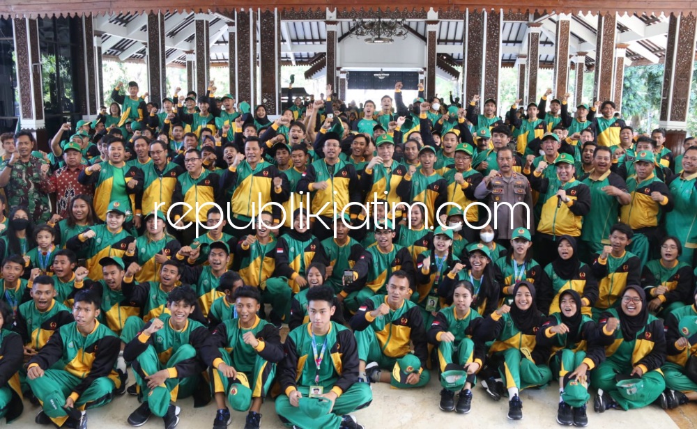 LEPAS - Bupati Sidoarjo, Ahmad Muhdlor Ali melepas sebanyak 1.050 atlet Kabupaten Sidoarjo untuk berlaga di ajang Pekan Olahraga Provinsi Jawa Timur (Porprov Jatim) ke VIII Tahun 2023 di Pendopo Delta Wibawa, Sabtu (02/09/2023).