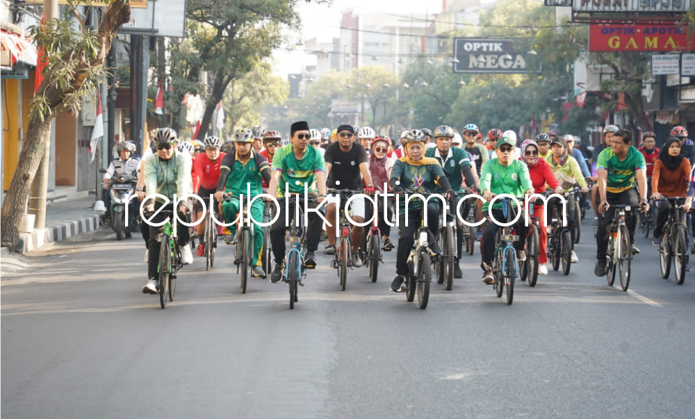 GOWES - Gubernur Jatim Khofifah Indar Parawansa didampingi Bupati Sidoarjo Ahmad Muhdlor Ali gowes bareng warga Sidoarjo menyambut Porprov Jatim VII Tahun 2023 dengan start Pendopo Alun-Alun Sidoarjo, Minggu (03/09/2023).