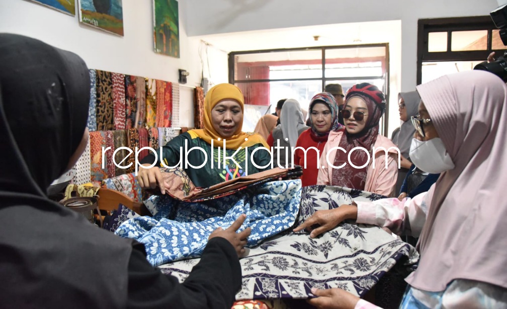 KAMPOENG BATIK - Gubernur Jatim Khofifah Indar Parawansa didampingi istri Bupati Sidoarjo Ny Sa'adah Ahmad Muhdlor mengunjungi Kampoeng Batik Jetis, Kecamatan Sidoarjo disela acara Gowes Bareng menyambut Porprov VIII Jatim 2023, Minggu (03/09/2023).