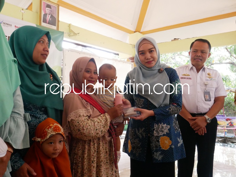 STUNTING - Istri Bupati Sidoarjo, Ny Sa'adah Ahmad Muhdlor bersama General Manager PT Angkasa Pura I Bandara Internasional Juanda, Sisyani Jaffar menyerahkan CSR ke ibu dan anak di Balai Desa Kemiri, Kecamatan/Kabupaten Sidoarjo, Senin (04/09/2023).