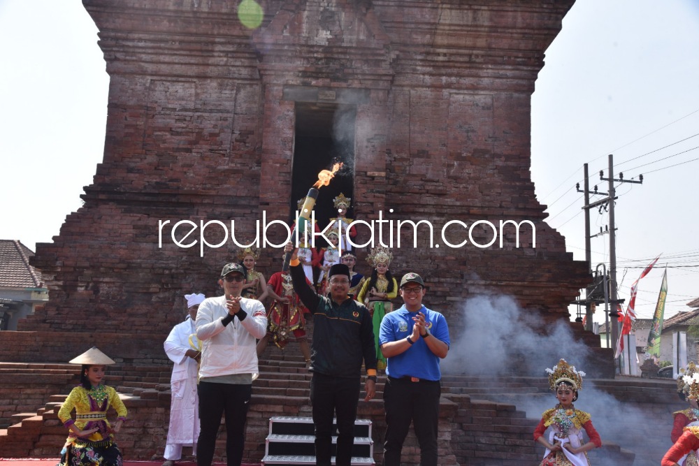 API PORPROV - Bupati Sidoarjo Ahmad Muhdlor menerima Api Porprov Jatim VIII dari Ketua PB Porprov Jatim M Ali Afandi La Nyalla diserahkan ke Kabid Olahraga, Disporapar Drian Isa Yostofa dan diarak para atlet ke Mojokerto di Candipari, Senin (04/09/2023).