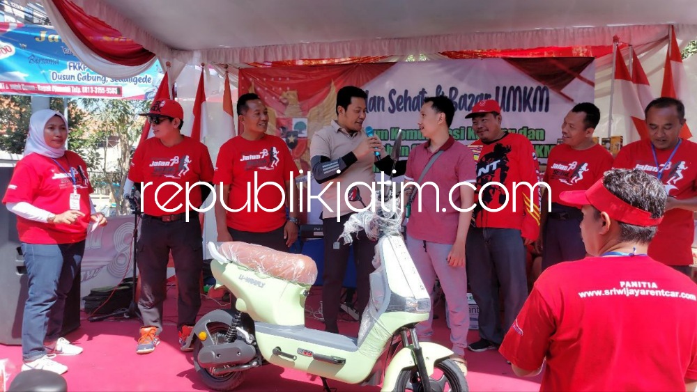 INGATKAN - Wabup Sidoarjo Subandi mengingatkan kepekaan dan kepedulian sosial saat jalan sehat puncak perayaan peringatan HUT Kemerdekaan Forum Komunikasi Kavling dan Perumahan (FKKP) Dusun Gabung, Desa Sedati Gede, Kecamatan Sedati, Minggu (03/09/2023).