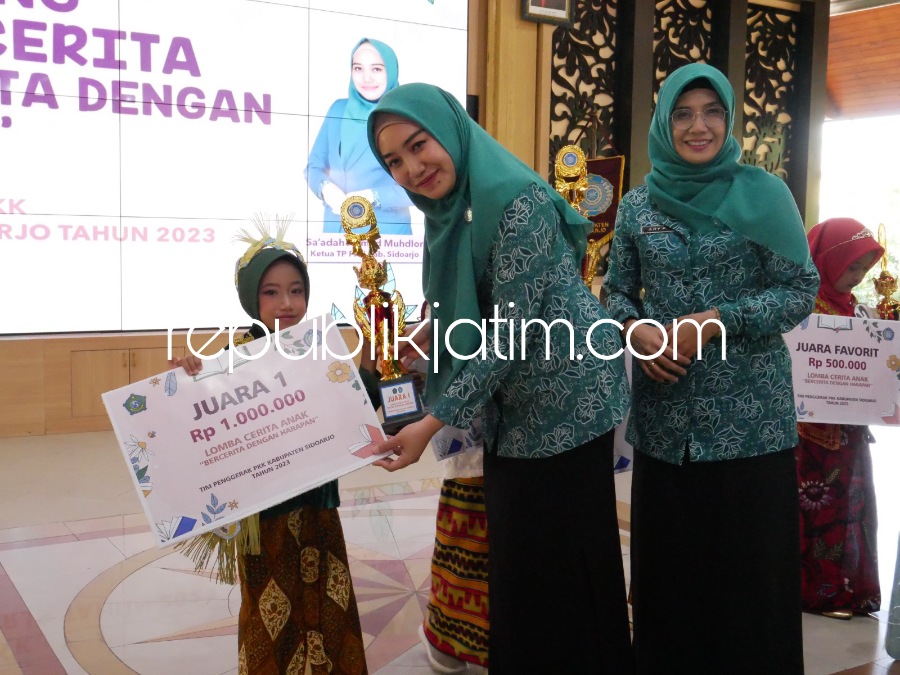HADIAH - Istri Bupati Sidoarjo Ny Sa'adah Ahmad Muhdlor menyerahkan hadiah kepada para juara lomba bercerita bagi anak-anak di Pendopo Delta Wibawa, Sidoarjo, Selasa (05/09/2023). 