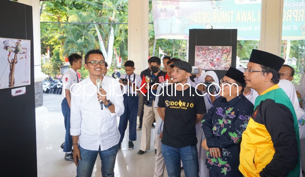 KAGUM - Bupati Sidoarjo Ahmad Muhdlor Ali merasa kagum dengan pameran foto yang digelar Forward di Paseban Alun-Alun Sidoarjo, Senin (04/09/2023) sore. 