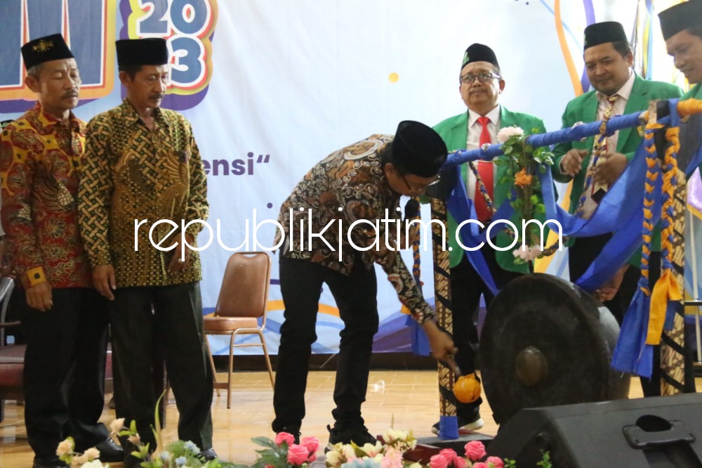 MOTIVASI - Bupati Sidoarjo, Ahmad Muhdlor Ali yang akrab disapa Gus Muhdlor memberi motivasi sekitar 600 mahasiswa baru saat Pengenalan Kehidupan Kampus bagi Mahasiswa Baru (PKKMB) - VIII Unusida Sidoarjo Tahun 2023, Rabu (06/09/2023). 