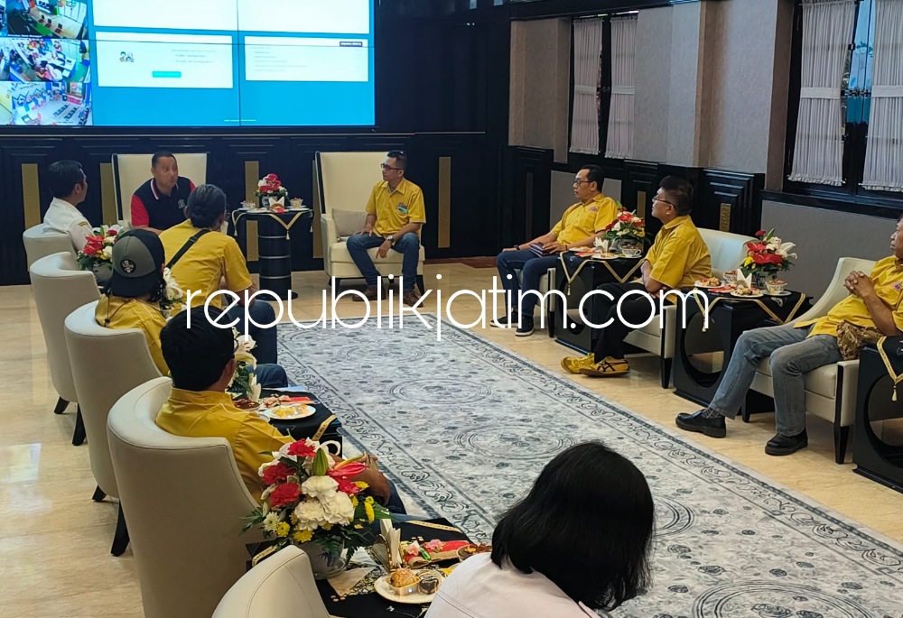 AUDIENSI - Walikota Surabaya, Eri Cahyadi audiensi dengan Para pengurus Serikat Media Siber Indonesia (SMSI) Kota Surabaya di ruang kerja Walikota di lantai 2 Balai Kota Surabaya, Rabu (06/09/2023).