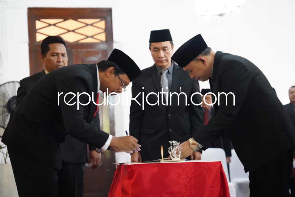MUTASI - Bupati Sidoarjo Ahmad Muhdlor Ali melantik sebanyak 7 pejabat di lingkungan Pemkab Sidoarjo di Pendopo Delta Wibawa, Sidoarjo, Kamis (07/09/2023).