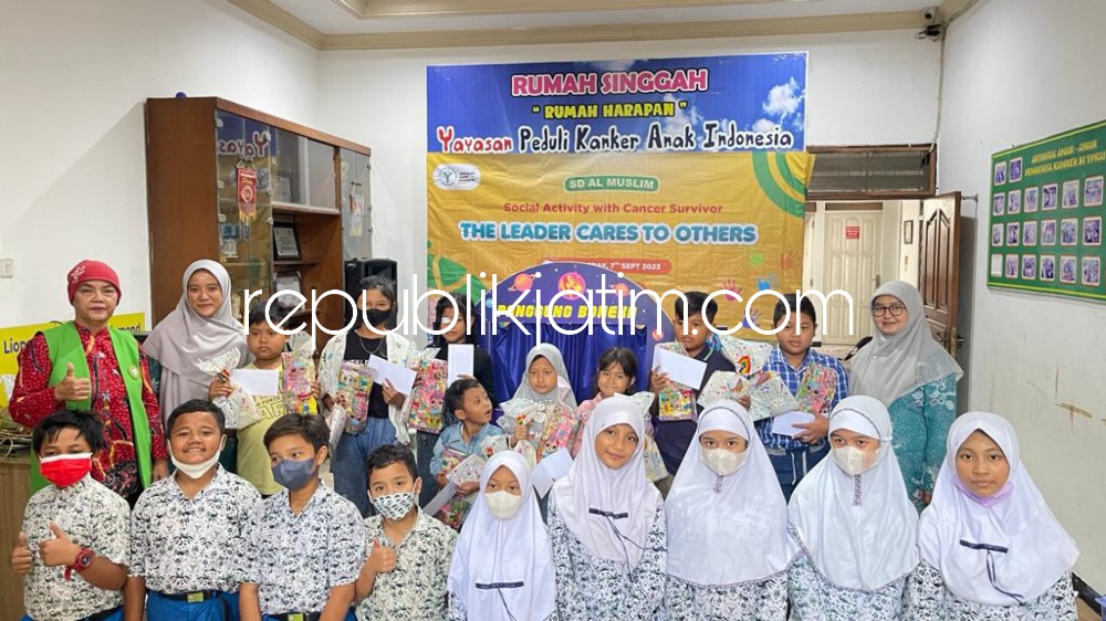 SAFARI - Para siswa dan guru SD Muslim mengunjungi YPKAI Peduli Kanker di JL Dharmahusada Indah Timur IX Blok L No 142, Surabaya untuk berbagi dengan anak-anak di yayasan itu, Kamis (07/09/2023). 