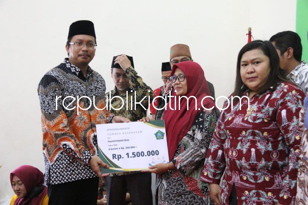 BAGIKAN - Bupati Sidoarjo, Ahmad Muhdlor Ali membagikan secara simbolis kepada 10 orang Nakes dan 1.143 kader kesehatan yang selama ini mengabdi di wilayah Kecamatan Waru di Gedung Serbaguna Peru Rewwin, Kecamatan Waru, Sidoarjo, Jumat (08/09/2023).