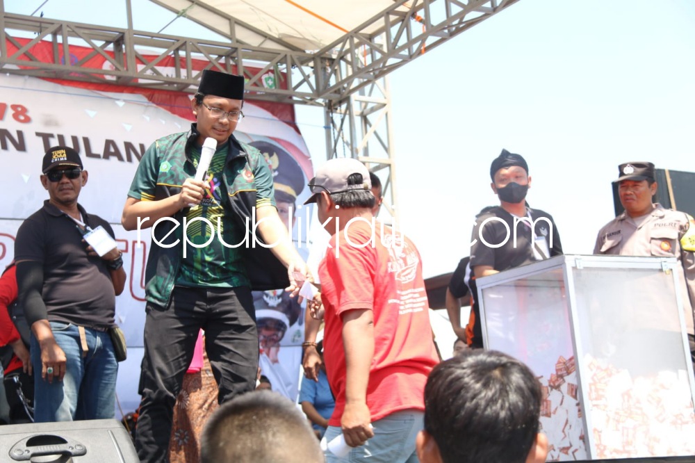 PERAYAAN - Bupati Sidoarjo Ahmad Muhdlor Ali menghadiri acara perayaan HUT RI ke 78 di Lapangan Desa Grabagan, Kecamatan Tulangan, Sidoarjo dengan hadiah utama satu unit mobil dan motor, Minggu (10/09/2023).