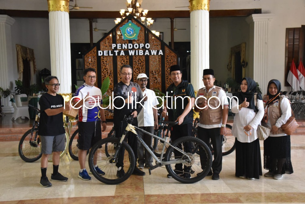 SAMBUT - Bupati Sidoarjo Ahmad Muhdlor Ali menyambut rombongan CEO PT Insera Sena, Soejanto Widjaja datang ke pendopo Delta Wibawa dengan gowes bakti sosial (baksos) bersama jajarannya, Minggu (10/09/2023).