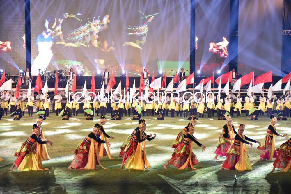 OPENING - Bupati Sidoarjo Ahmad Muhdlor Ali menyampaikan ajakan belanja oleh-oleh khas Sidoarjo agar gelaran besar Jawa Timur itu menjadi berkah bagi para pelaku UMKM saat opening ceremony di Gelora Delta Sidoarjo, Sabtu (09/09/2023) malam.