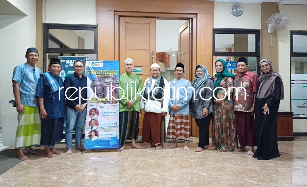 PENMAS - Program Pengabdian Masyarakat (Penmas) yang dilaksanakan tim Fakultas Ekonomi dan Bisnis, Universitas Wijaya Kusuma Surabaya (UWKS) melaksanakan pengabdian di Masjid At Tadzikro, Desa Wage, Kecamatan Taman, Sidoarjo, Sabtu (09/09/2023).