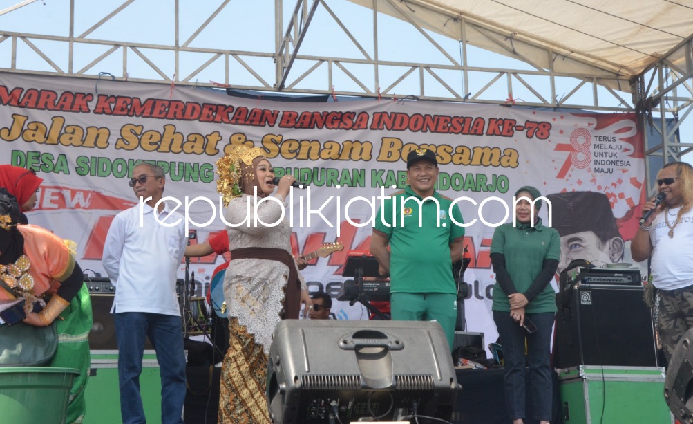 SAMBUTAN - Wabup Sidoarjo, Subandi berpesan kepada warga Desa Sidokepung dan perangkat desa untuk meneruskan program PTSL di kampung itu saat acara peringatan Hari Kemerdekaan RI ke 78 di Desa Sidokepung, Kecamatan Buduran, Sidoarjo, Minggu (10/09/2023).