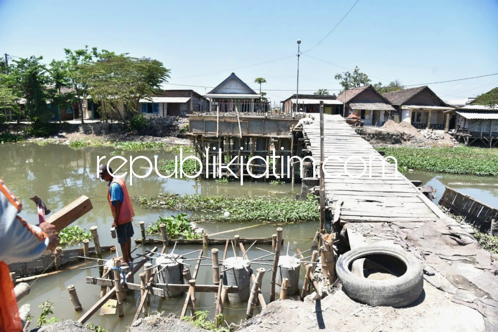 JEMBATAN - Sejak peletakan batu pertama pembangunan Jembatan Shiratal Mustaqim Kali Klurak - Balongdowo, Kecamatan Candi, hingga September minggu kedua ini, pekerjaannya telah mencapai progres 35 persen, Senin (11/09/2023).