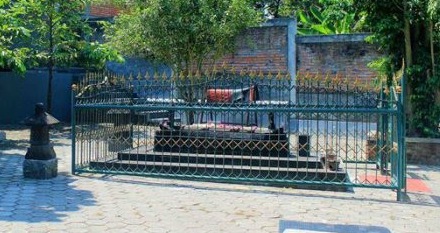MAKAM - Makam Kiai Bagus Khasantuqo yang juga dikenal sebagai pangeran Ki Bagus Kemuning yang dilengkapi dengan Sendang Gabusan