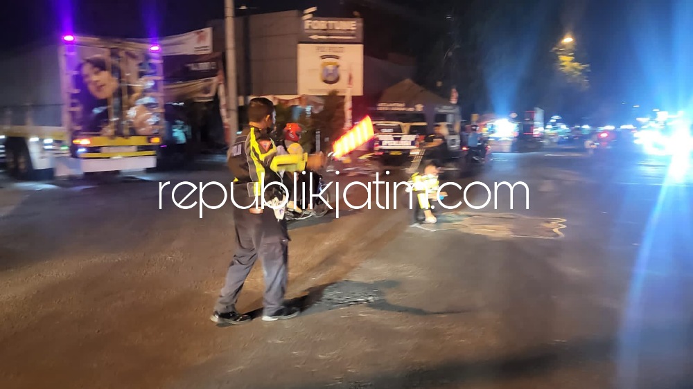 OLAH TKP - Sejumlah petugas Satuan Lantas, Polresta Sidoarjo menggelar olah TKP kecelakaan motor dengan truk di Raya Letjend Suprapto tepatnya di Simpang Tiga Desa Kepuhkiriman, Kecamatan Waru, Sidoarjo, Selasa (12/09/2023) petang. 