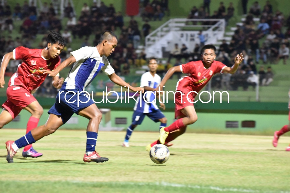 LOLOS - Tim Sepakbola Putra Sidoarjo mengunci partai puncak dengan melaju ke grand final Porprov Jatim VIII 2023 usai mengalahkan tim Kabupaten Mojokerto dengan skor 1-0 melalui tendangan penalti di Stadion Gelora Delta Sidoarjo, Selasa (12/09/2023) malam