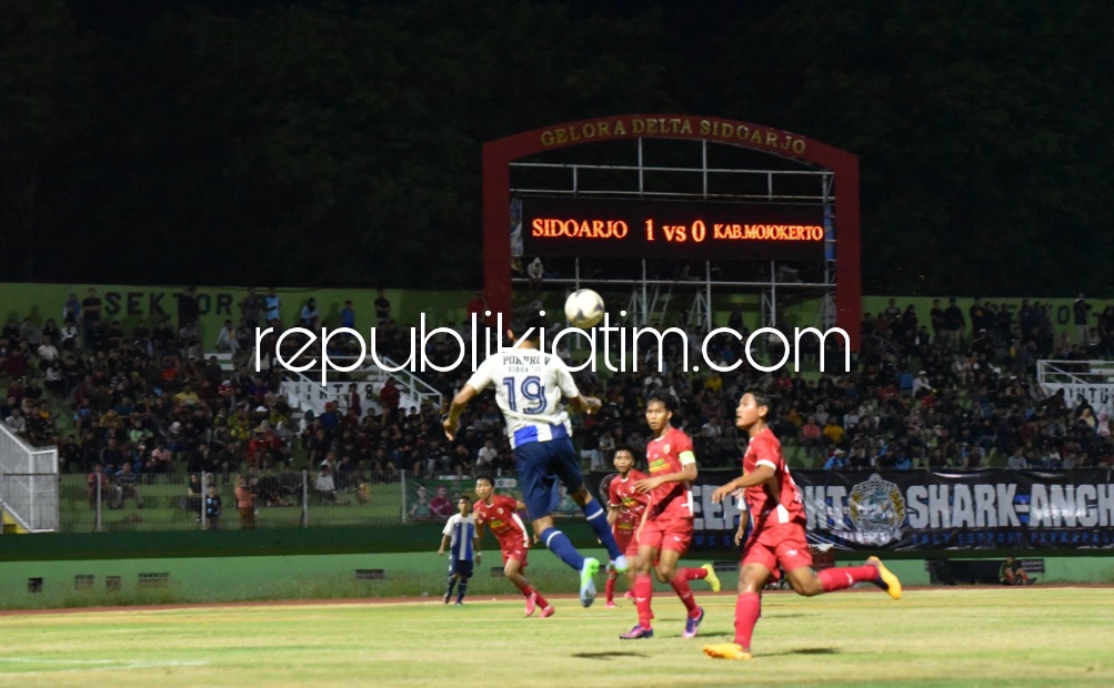 LOLOS - Tim Sepakbola Putra Sidoarjo mengunci partai puncak dengan melaju ke grand final Porprov Jatim VIII 2023 usai mengalahkan tim Kabupaten Mojokerto dengan skor 1-0 melalui tendangan penalti di Stadion Gelora Delta Sidoarjo, Selasa (12/09/2023) malam