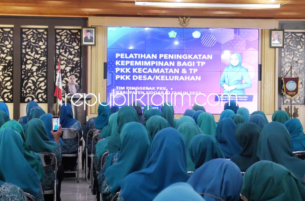 PELATIHAN - Istri Bupati Sidoarjo, Ny Sa'adah Ahmad Muhdlor membuka pelatihan bagi sekitar 300 anggota TP PKK kecamatan dan desa di Pendopo Delta Wibawa, Rabu (13/09/2023). 