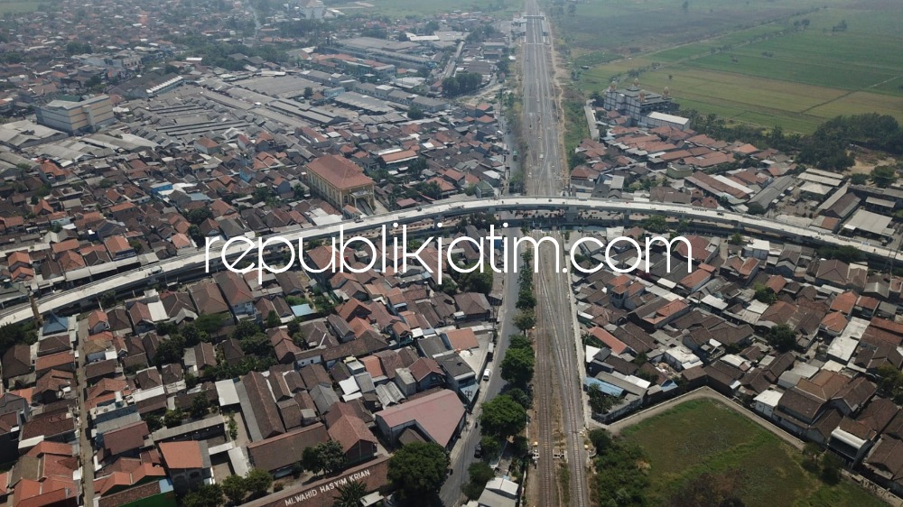 FLYOVER - Dua proyek megah Pemkab Sidoarjo yakni Flyover pengganti JPL 64 Krian progresnya mencapai 83 persen dan Flyover JPL 79 Tarik progres pengerjaannya mencapai 76 persen, Kamis (14/09/2023).