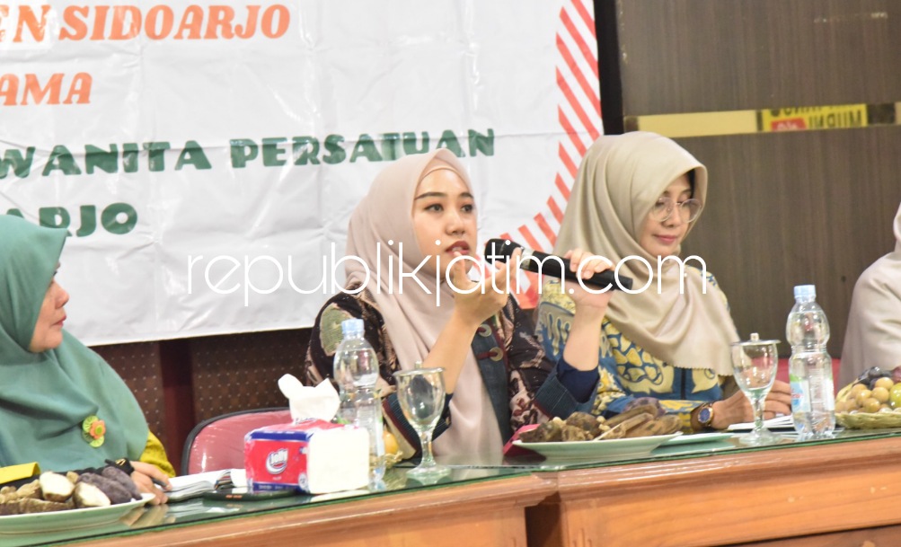 KARAKTER - Pembina Yayasan Dharma Wanita (DWP) Sidoarjo, Ny Sa'adah Ahmad Muhdlor menilai pendidikan karakter harus ditanamkan sejak dini karena menjadi peran utama membentuk generasi muda berintegritas dan bertanggung jawab, Rabu (13/09/2023). 