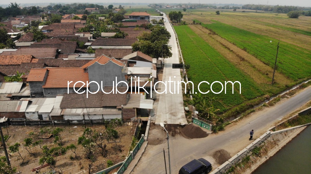 BETONISASI - Proyek betonisasi ruas jalan Tarik - Mliriprowo mencapai 54 persen, dari rencana awal sebesar 14 persen pada minggu ke 12 pada awal bulan September atau minggu pertama, Jumat (15/09/2023).