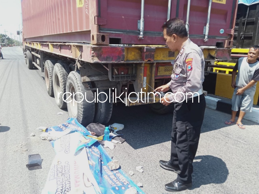 TEWAS - Seorang pelajar perempuan pengendara motor Honda Scoopy bernopol W 4289 NAK, SAL (15) warga Desa Kalisampurno, Kecamatan Tanggulangin tewas usai terlindas truk di JL Raya Arteri Desa Kesambi, Kecamatan Porong, Jumat (15/09/2023).