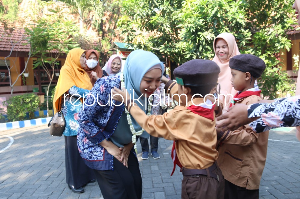 DUKUNGAN - Bunda Pendidikan Anak Usia Dini (PAUD) Kabupaten Sidoarjo, Ny Sa'adah Ahmad Muhdlor menunjukkan perannya dalam mendukung pendidikan dengan meninjau SDN Lemahputro 1 dan SDN Pagerwojo, Kecamatan Sidoarjo, Jumat (15/09/2023).
