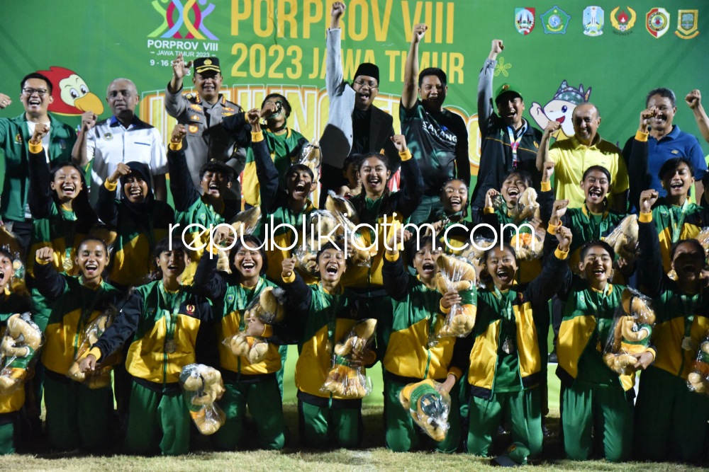 JUARA - Tim Sepakbola Putri Sidoarjo berhasil diraih medali emas dan juara dengan skor 3 - 2 usai mengalahkan tim Sepakbola Putri Kota Malang dalam laga final di Stadion Gelora Delta Sidoarjo, Jumat (15/09/2023) petang. 