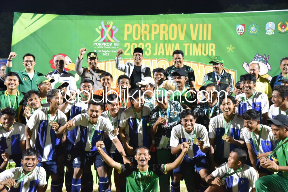 JUARA - Tim Sepakbola Putra dan Putri Sidoarjo meraih Medali Emas pada event olahraga bergengsi tingkat provinsi Jatim dalam laga di Stadion Gelora Delta Sidoarjo, Jumat (15/09/2023) malam.