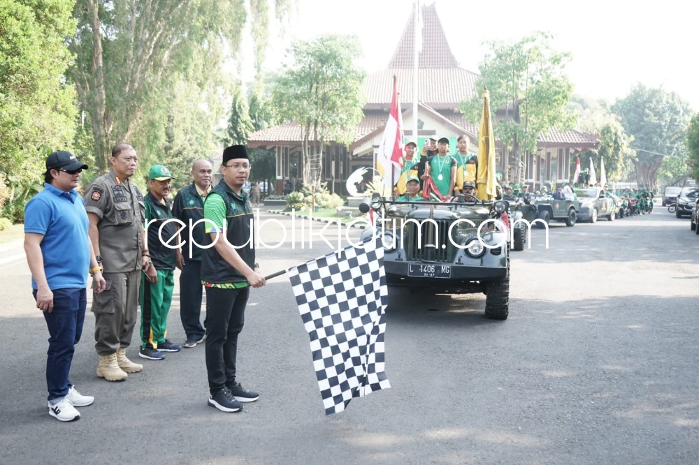 KIRAB - Bupati Sidoarjo Ahmad Muhdlor Ali memberangkatkan Kirab para pemain Sepakbola Putra dan Putri Sidoarjo keliling Kota Sidoarjo dengan start dan finish di Pendopo Delta Wibawa, Sabtu (16/09/2023).
