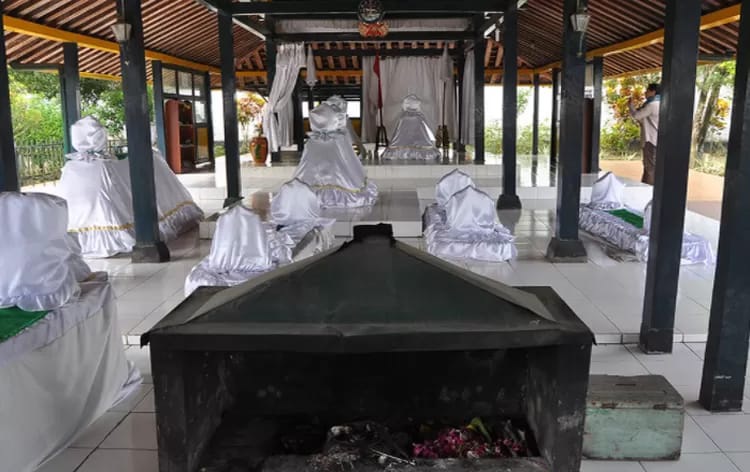PANGERAN PURBAYA - Salah satu rombongan peziarah asal Sidoarjo yang berziarah ke makam Pangeran Purbaya yang ada di sisi Barat Masjid Wotgaleh Kagungan Dalem (tanah pemberian keraton) Yogyakarta pekan kemarin. 