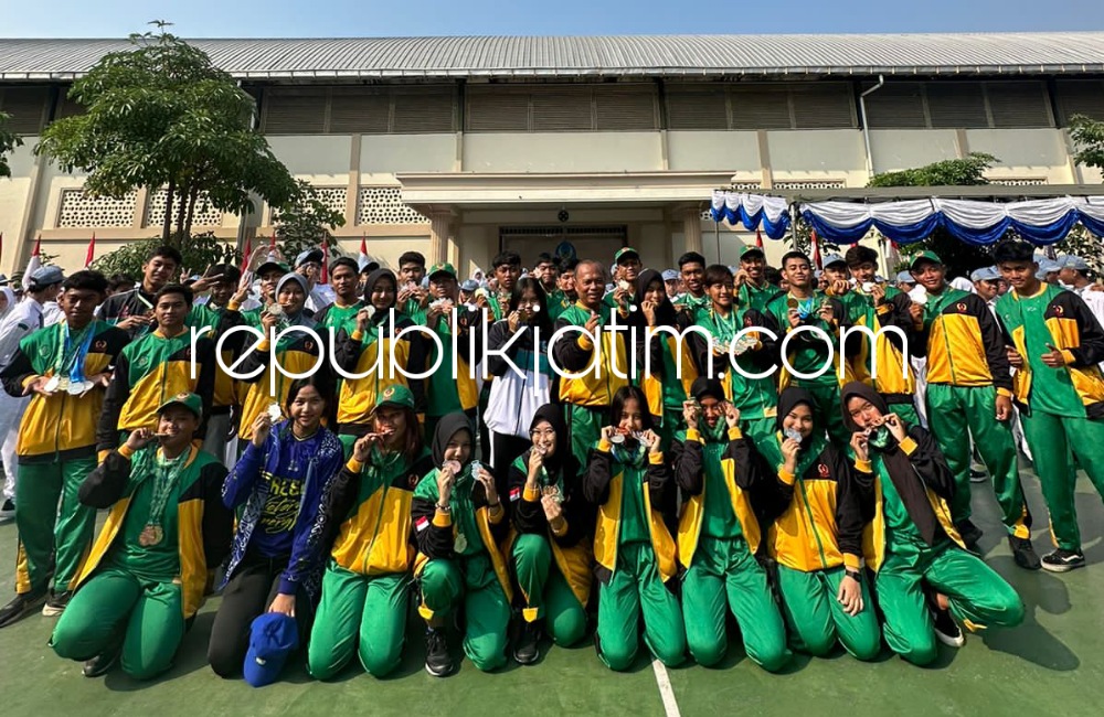 BORONG - Kepala SMAN 4 Sidoarjo, Dr Imam Jawahir mendampingi sebanyak 33 siswa dan siswinya yang memborong sebanyak 62 medali baik emas, perak dan perunggu dalam berbagai Cabor saat Porprov Jatim VIII Tahun 2023 di halaman sekolah, Senin (18/09/2023).
