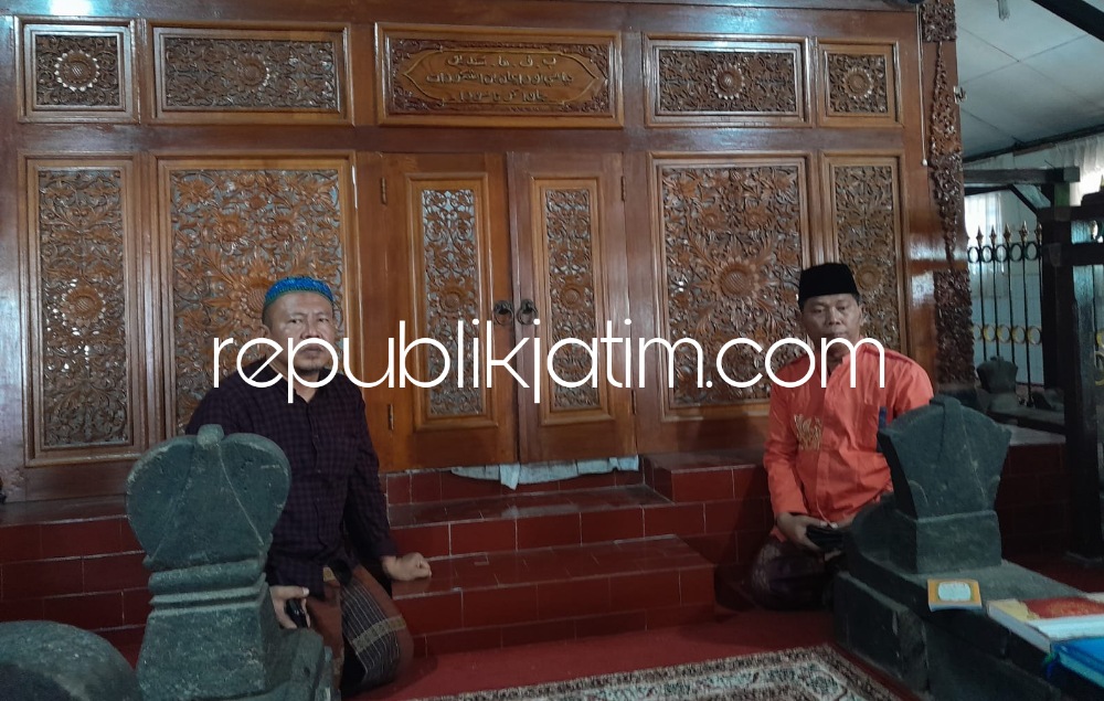ZIARAH - Sejumlah peziarah asal Sidoarjo berziarah ke makam Kiai Nur Iman Mlangi yang dikenal dengan nama Raden Mas Sandeyo di Dusun Mlangi, Kabupaten Sleman, Yogyakarta pekan kemarin.