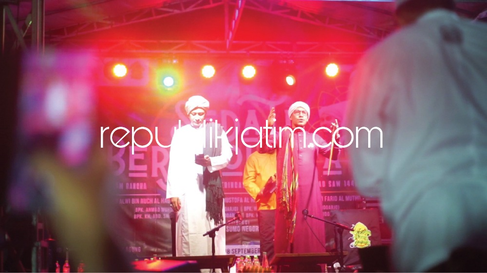 SHALAWAT - Ribuan umat Islam berkumpul di halaman Masjid At-Tabi’in Desa Sedati Agung, Kecamatan Sedati, Sidoarjo untuk memperingati Maulid Nabi Muhammad SAW 1445 Hijriyah, Senin (18/09/2023) malam.