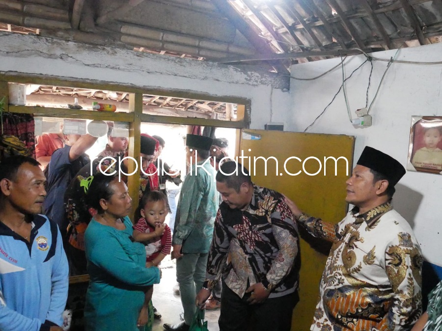 SIDAK - Wabup Sidoarjo Subandi bersama anggota DPRD Sidoarjo M Dhamroni Chudlori dan Camat Krembung Dana Riawati meninjau rumah Agus Suyanto warga Bengok, Desa Cangkring, Kecamatan Krembung, Sidoarjo, Selasa (19/09/2023).