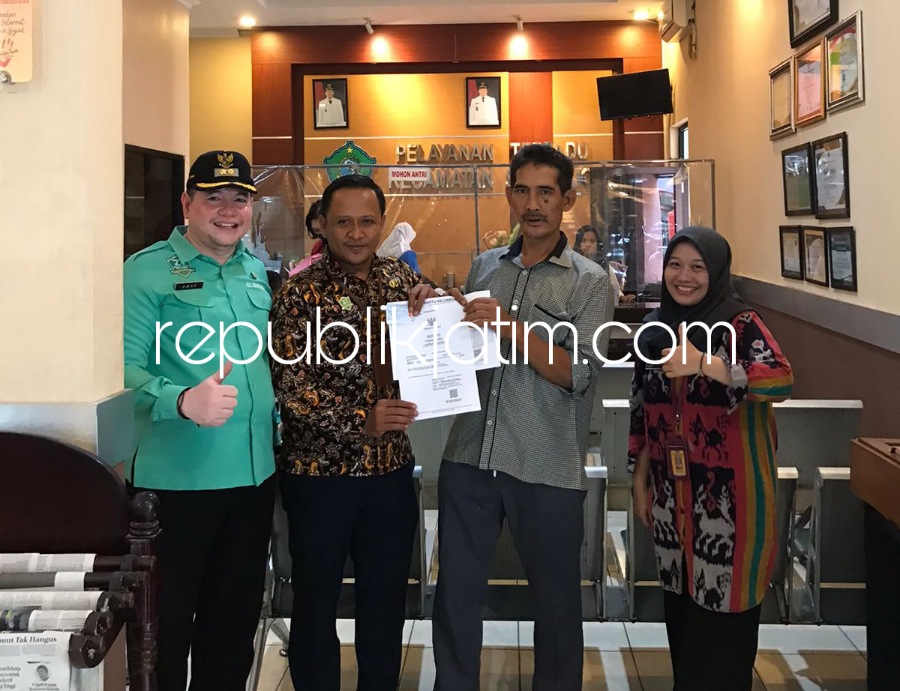 KEMUDAHAN - Dinas Kependudukan dan Pencatatan Sipil (Disdukcapil) Pemkab Sidoarjo beri kemudahan korban bencana alam baik banjir maupun kebakaran mengurusi data Adminduk di Dispendukcapil Pemkab Sidoarjo, Kamis (21/09/2023).