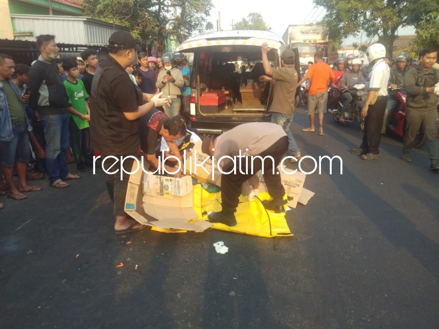 EVAKUASI - Sejumlah petugas mengevakuasi korban kecelakaan pengendara sepeda motor Honda Scoopy bernopol W 4861 WB, WAP (16) pelajar asal Desa Sumorame, Kecamatan Candi, Sidoarjo, Kamis (21/09/2023) petang.