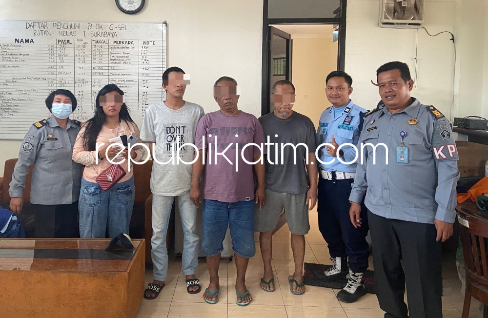 PENYELUNDUPAN - Petugas Rutan Surabaya di Medaeng, Kecamatan Waru, Sidoarjo kembali menggagalkan upaya penyelendupan dua smartphone ke Rutan Surabaya yang dipimpin Wahyu Hendrajati itu, Jumat (22/09/2023).