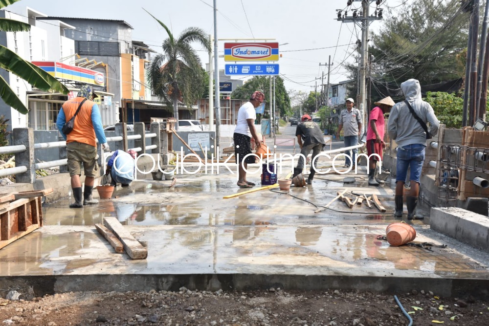 JEMBATAN - Proyek pembangunan Jembatan perbatasan Desa Semampir, Kecamatan Sedati dan Desa Tambaksawah, Kecamatan Waru mengalami kemajuan signifikan mencapai 86 persen dari rencana awal hanya 32 persen pada pekan ke 4 bulan September, Jumat (22/09/2023).