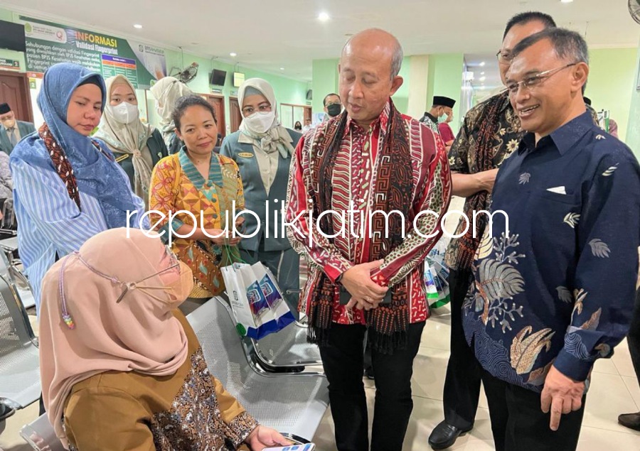 APRESIASI - Direktur Teknologi dan Informasi Badan Penyelengga Jaminan Sosial (BPJS) Kesehatan, Edwin Aristiawan memberi apresiasi atas pelayanan digital di RSI Siti Hajar Sidoarjo, Jumat (22/09/2023).