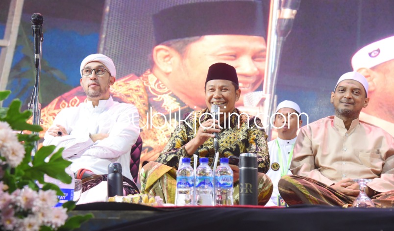 SHALAWAT - Wakil Bupati (Wabup) Sidoarjo, Subandi mengikuti acara Bangah Bershalawat menyambut Maulid Nabi Muhammad SAW 1445 Hijriyah yang digelar di Lapangan Desa Bangah, Kecamatan Gedangan, Sidoarjo, Jumat (22/09/2023) malam.