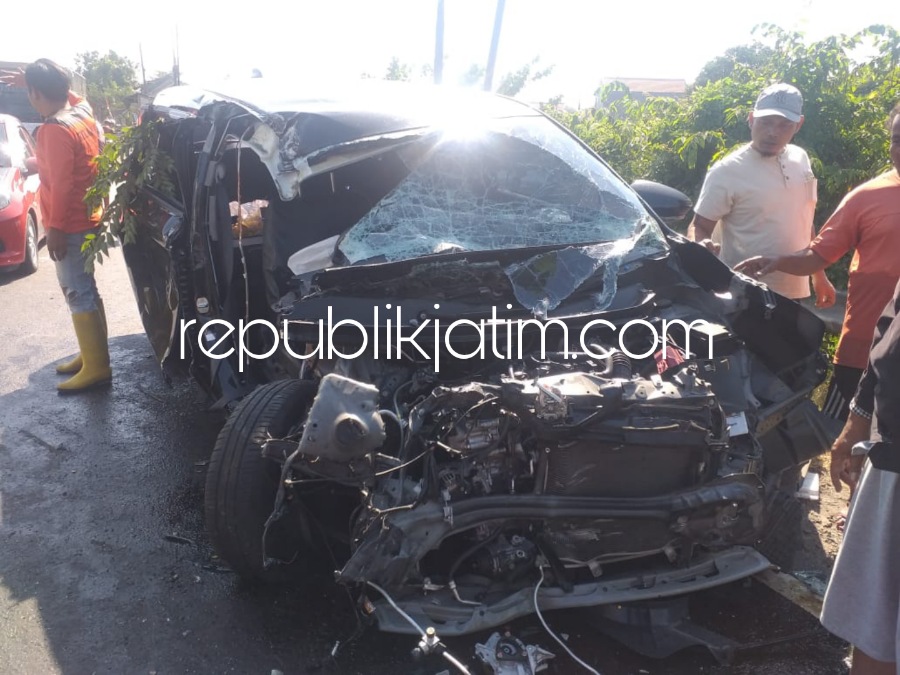 RINGSEK - Sepeda motor, mobil Avanza dan truk yang terlihat kecelakaan beruntun di JL Raya Wonokupang, Kecamatan Balongbendo, Sidoarjo ringsek dan menyebabkan 11 korban terluka dilarikan ke dua rumah sakit, Minggu (24/09/2023) sore. 