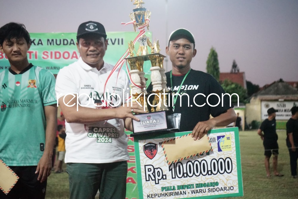JUARA - Wabup Sidoarjo, Subandi menyerahkan piala dan hadiah kepada para pemenang Turnamen Sepakbola Perseka Muda Cup XVII berakhir, Minggu (24/09/2023) petang.