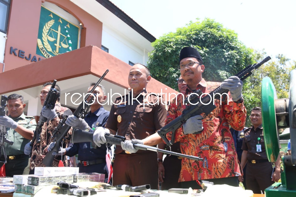 MUSNAHKAN - Bupati Sidoarjo Ahmad Muhdlor Ali, Kepala Kejari Sidoarjo, Roy Revalino Herudiansyah beserta jajaran Forkopimda Sidoarjo memusnahkan ribuan barang bukti termasuk senpi Laras panjang dan pendek, Selasa (26/09/2023).