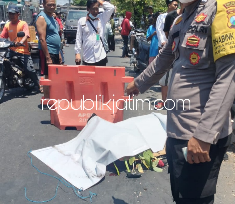 EVAKUASI - Sejumlah petugas Lantas, Polresta Sidoarjo mengevakuasi korban dan melaksanakan olah TKP di JL Raya Sarirogo, Kecamatan/Kabupaten Sidoarjo yang tewas di TKP, Rabu (27/09/2023). 