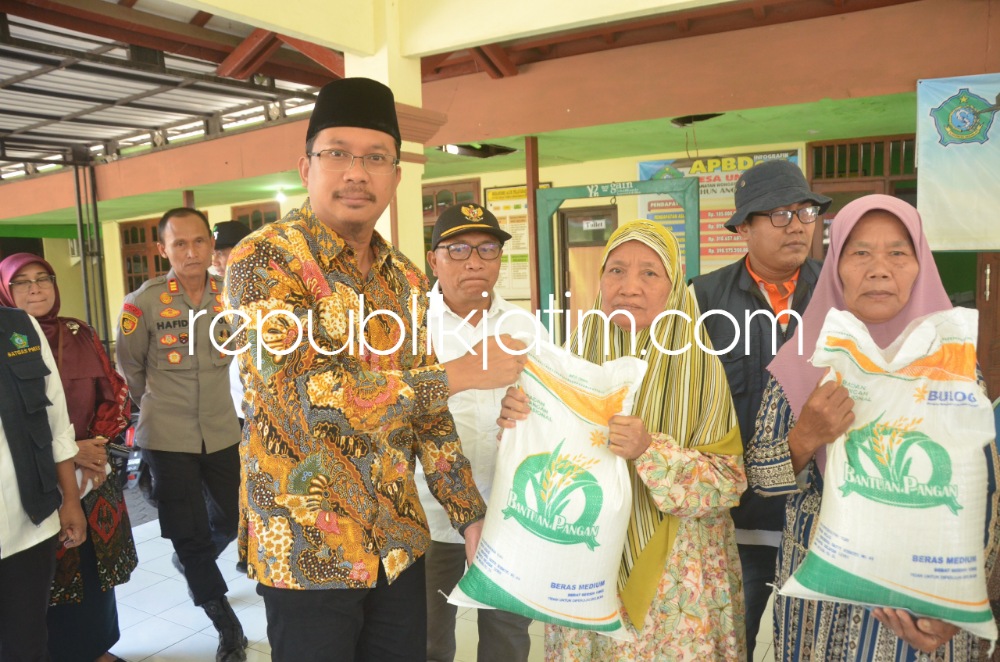 SERAHKAN - Penyaluran bantuan pangan beras Bulog, di Desa Sumberejo, Kecamatan Wonoayu disalurkan langsung Bupati Sidoarjo, Ahmad Muhdlor Ali pada Rabu di Pendopo Balai Desa Sumberejo, Rabu (27/09/2023).